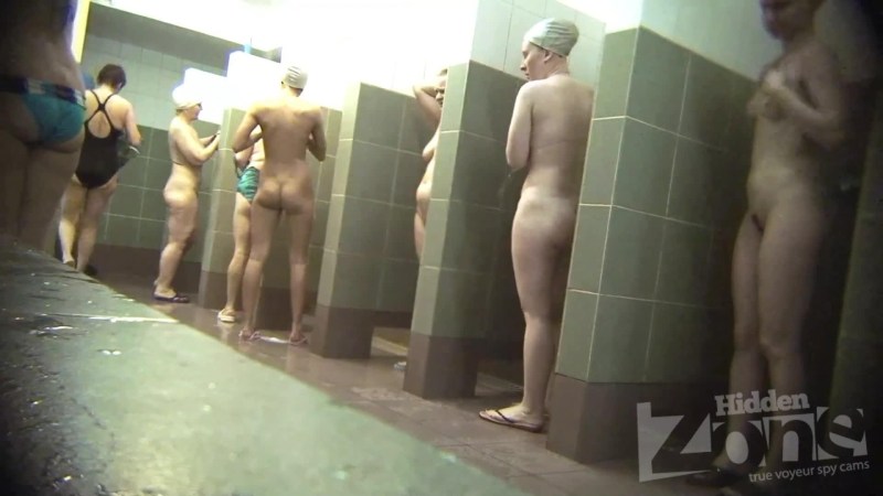 Naked women wash in the city public bath of retro