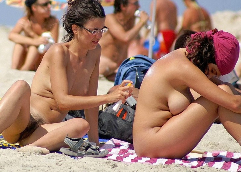 Naked women on the beach spied