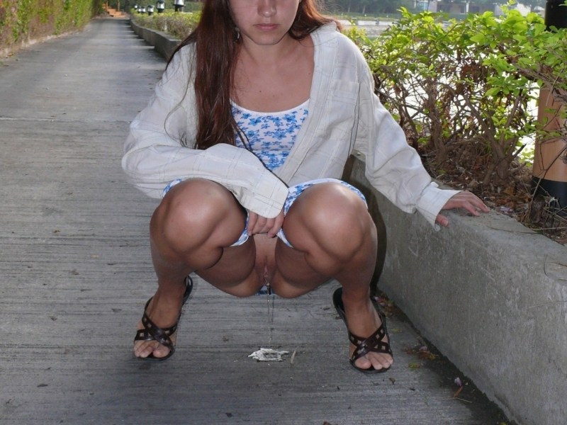 Girls squatted without panties