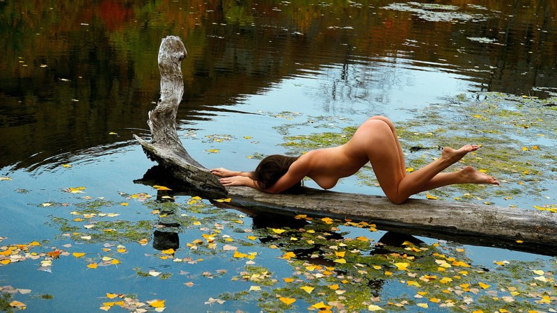 Erotic photo shoot on the lake