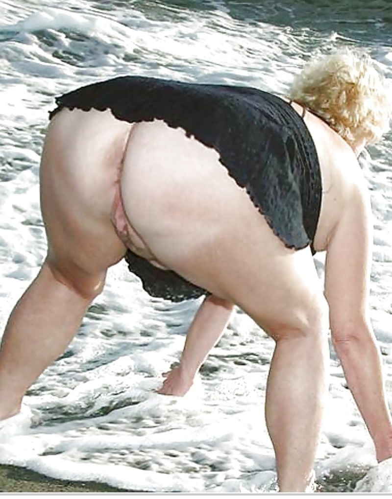 Fat without panties on the beach