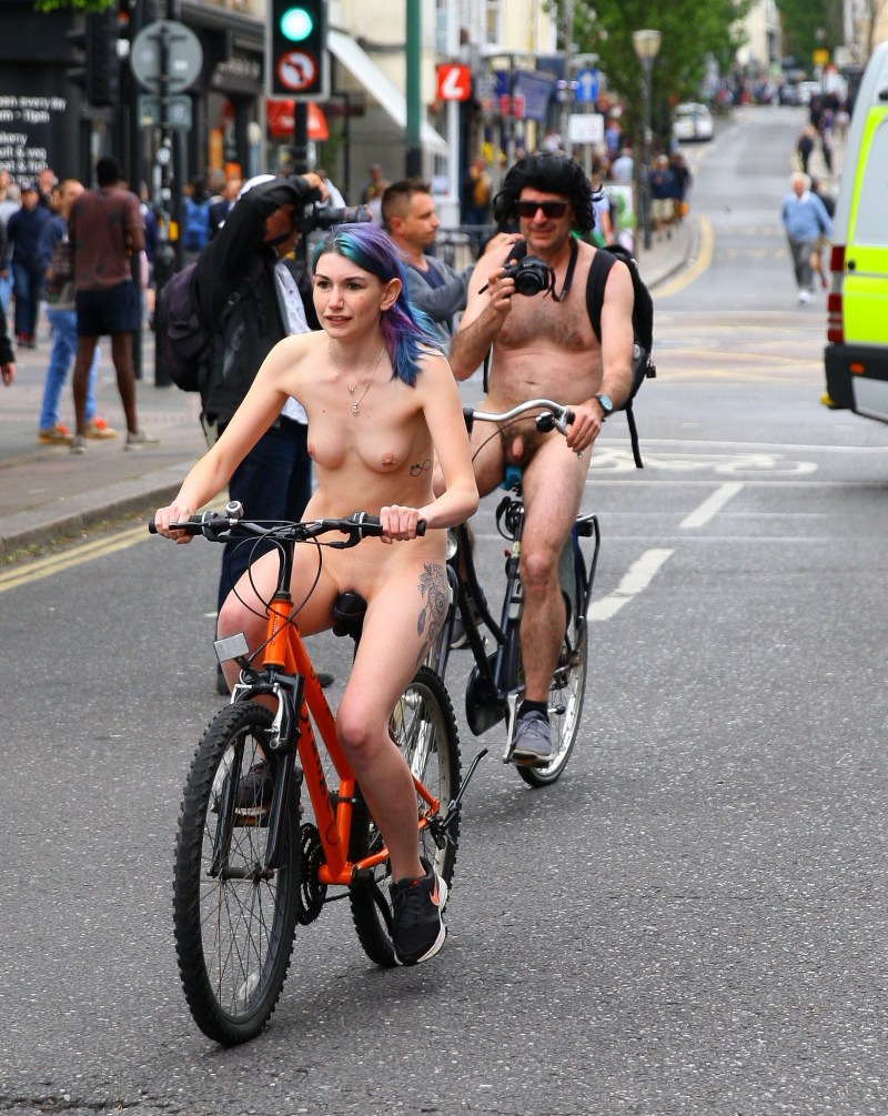Naked bicycle racing
