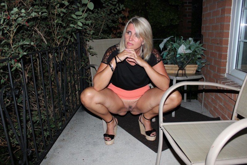 Mature squatted