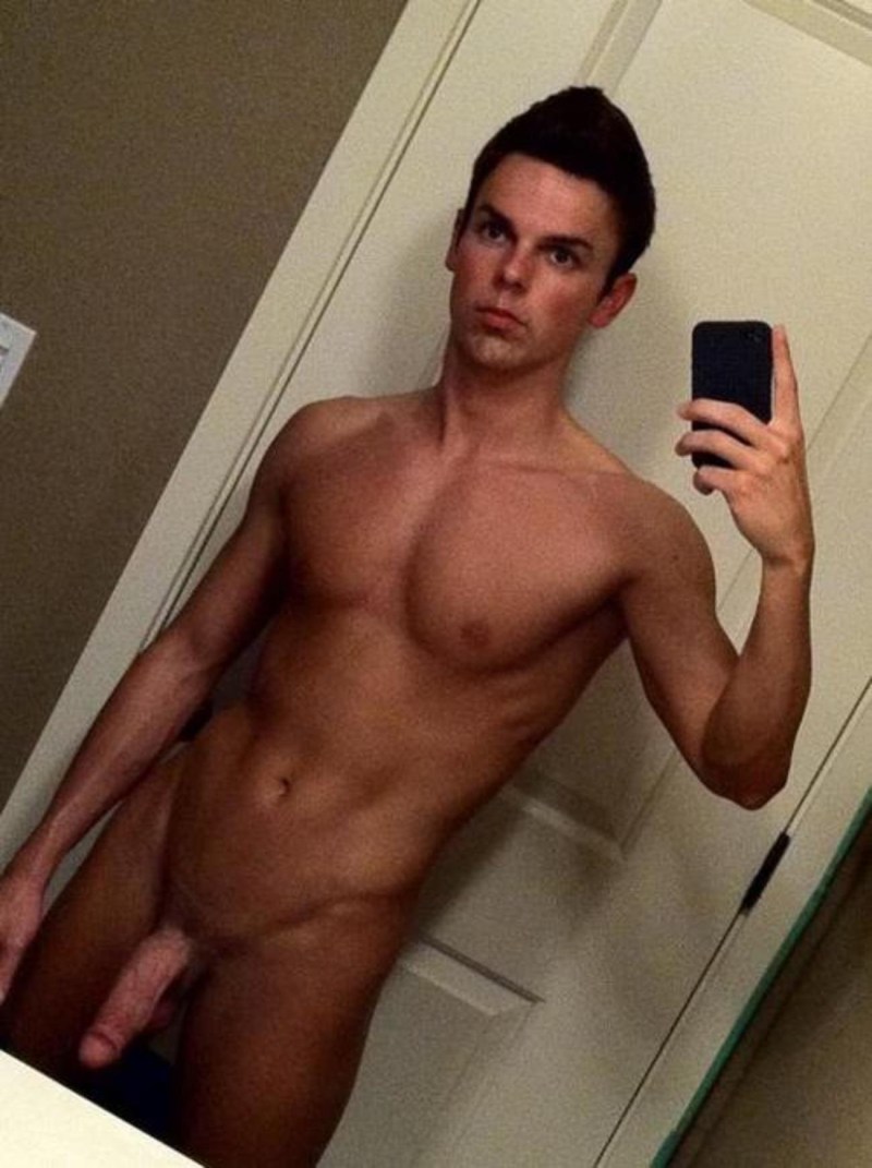Naked guy in front of the mirror
