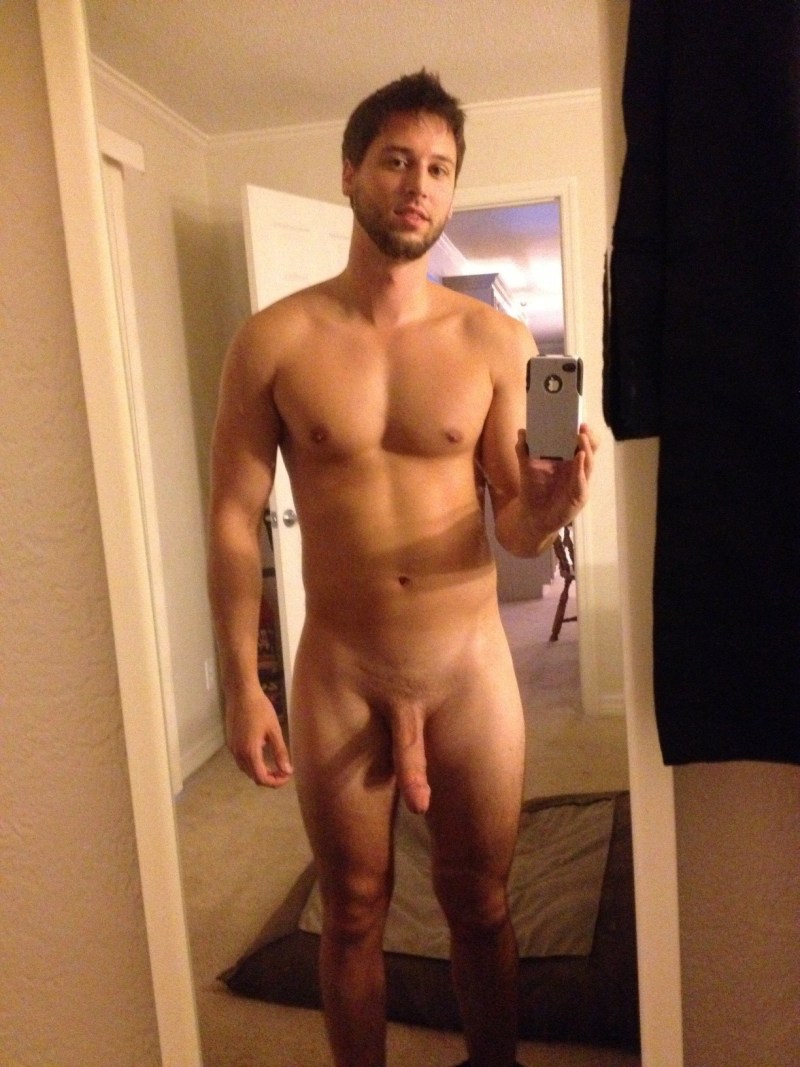 Naked guy in front of the mirror