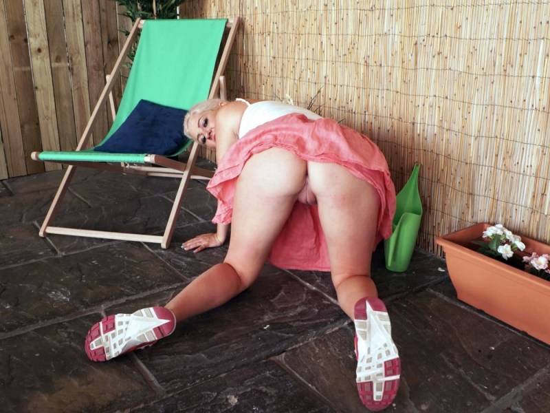 Cleaning a house without panties