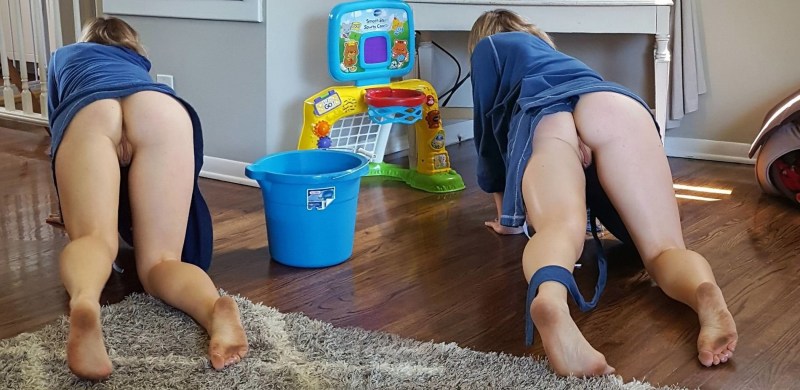 Wife washes the floor without panties