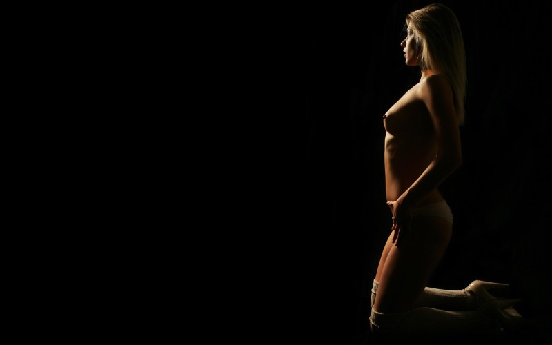 Erotic screensavers on the desktop