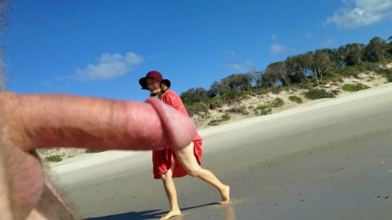 Male exhibitionism on the beach