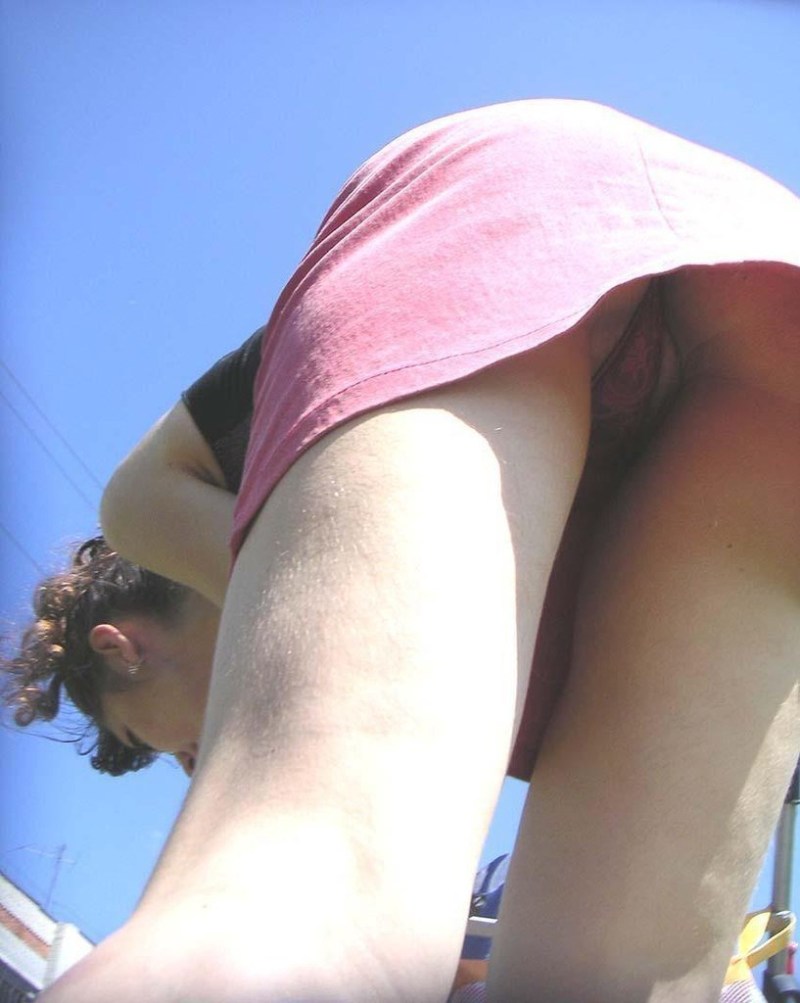Without panties under the skirt spied
