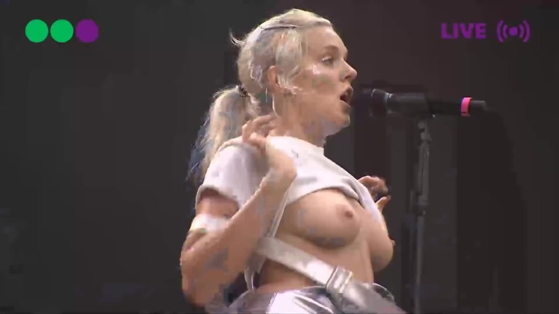 Singers show boobs on stage