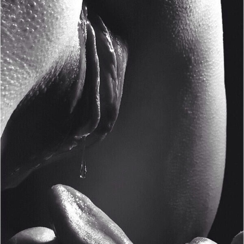 Cunnilingus is black white