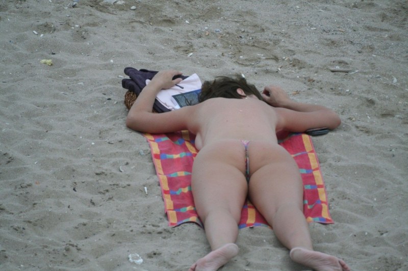 Peeping for women on the beach