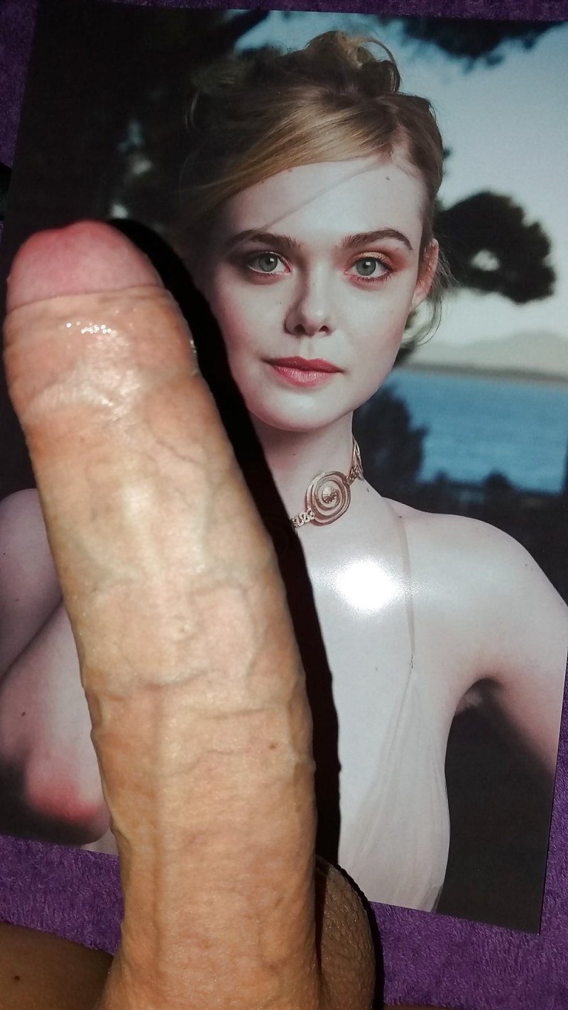 Actress El Fanning Naked