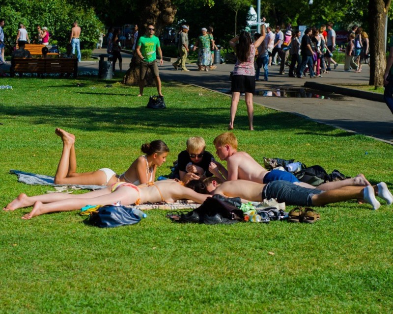 Girls sunbathe in the city