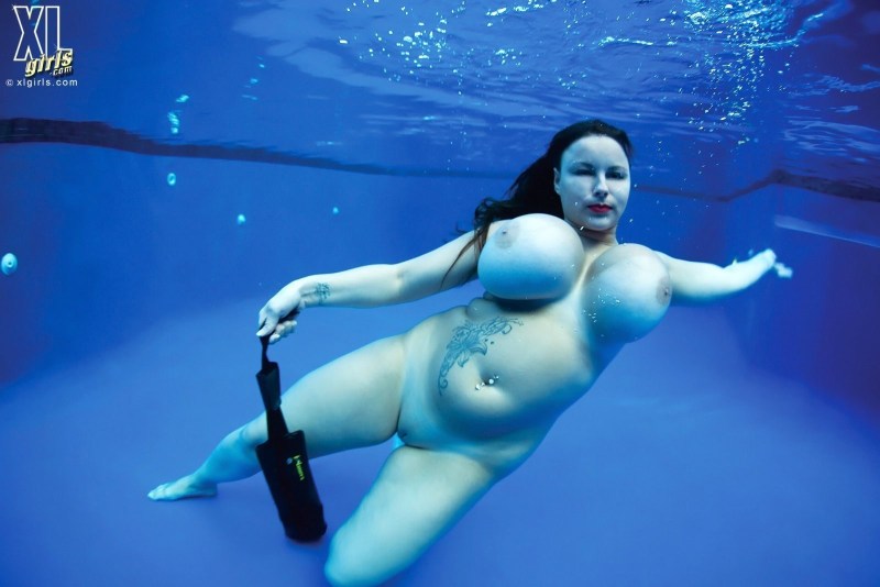 Naked bbw underwater