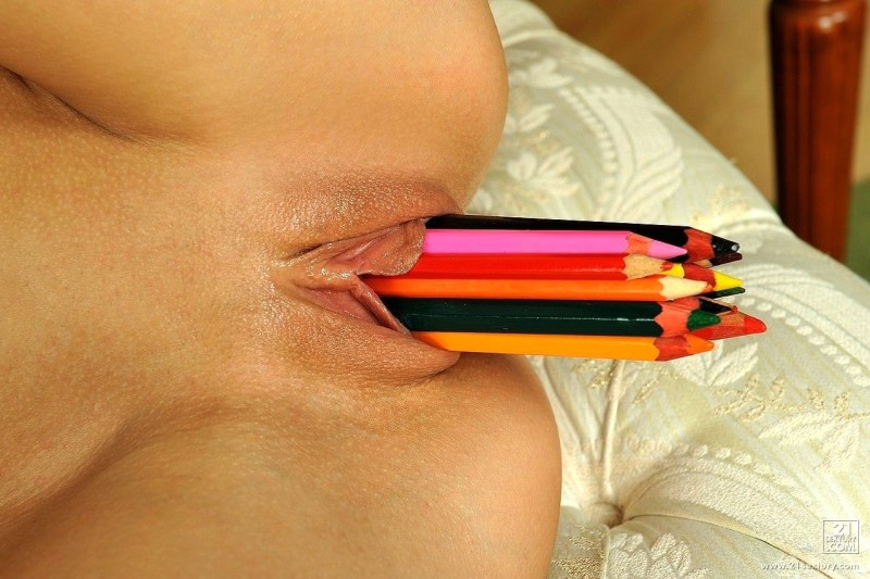 A lot of pencils in the pussy