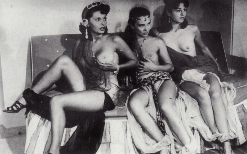 Betty Page player 1955