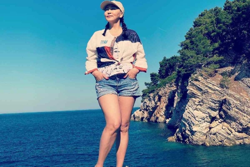 Foreign singer in short shorts