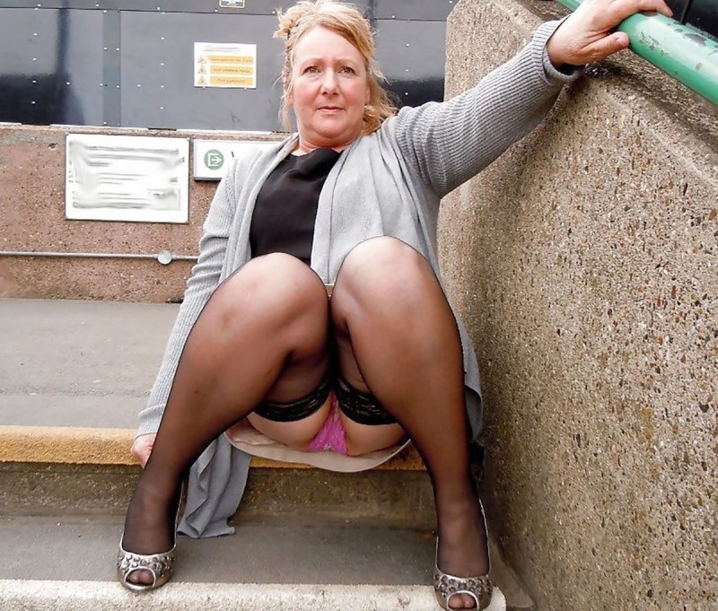 Ladies squatting without panties