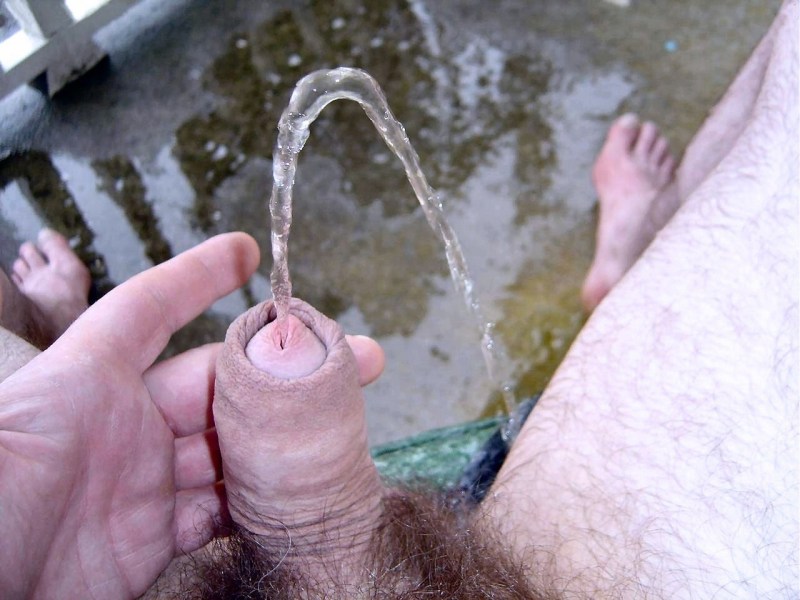 Guys pissing close -up