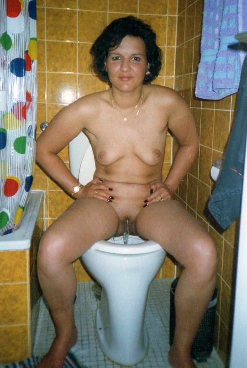 Elderly naked women in the toilet